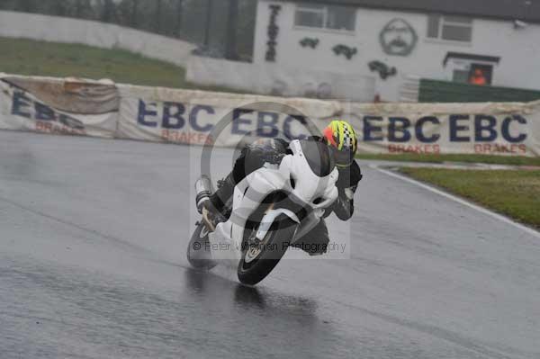 Mallory park Leicestershire;Mallory park photographs;Motorcycle action photographs;event digital images;eventdigitalimages;mallory park;no limits trackday;peter wileman photography;trackday;trackday digital images;trackday photos