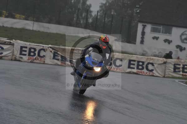 Mallory park Leicestershire;Mallory park photographs;Motorcycle action photographs;event digital images;eventdigitalimages;mallory park;no limits trackday;peter wileman photography;trackday;trackday digital images;trackday photos