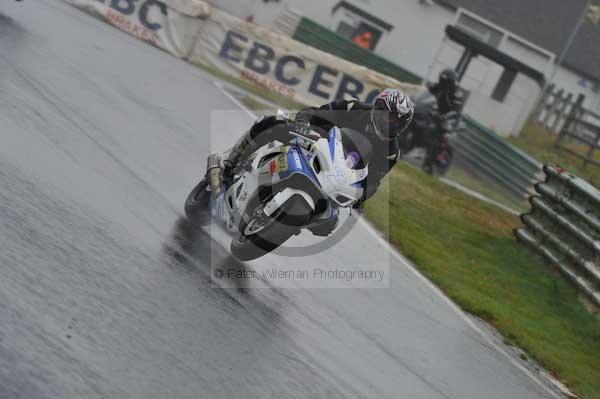 Mallory park Leicestershire;Mallory park photographs;Motorcycle action photographs;event digital images;eventdigitalimages;mallory park;no limits trackday;peter wileman photography;trackday;trackday digital images;trackday photos