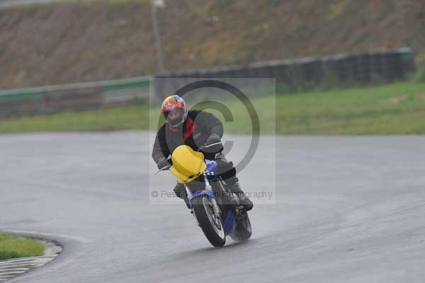 Mallory park Leicestershire;Mallory park photographs;Motorcycle action photographs;event digital images;eventdigitalimages;mallory park;no limits trackday;peter wileman photography;trackday;trackday digital images;trackday photos