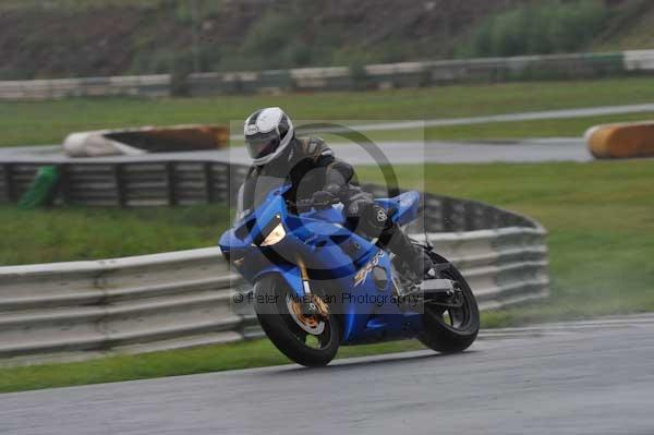 Mallory park Leicestershire;Mallory park photographs;Motorcycle action photographs;event digital images;eventdigitalimages;mallory park;no limits trackday;peter wileman photography;trackday;trackday digital images;trackday photos