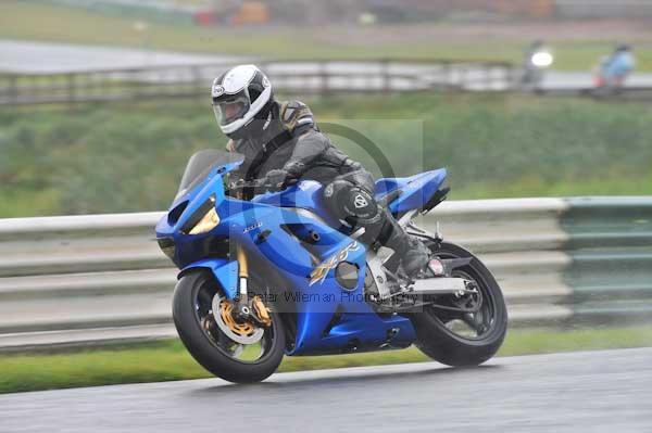 Mallory park Leicestershire;Mallory park photographs;Motorcycle action photographs;event digital images;eventdigitalimages;mallory park;no limits trackday;peter wileman photography;trackday;trackday digital images;trackday photos