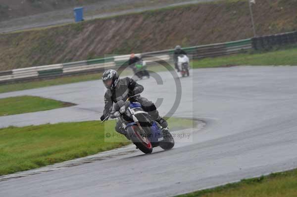 Mallory park Leicestershire;Mallory park photographs;Motorcycle action photographs;event digital images;eventdigitalimages;mallory park;no limits trackday;peter wileman photography;trackday;trackday digital images;trackday photos