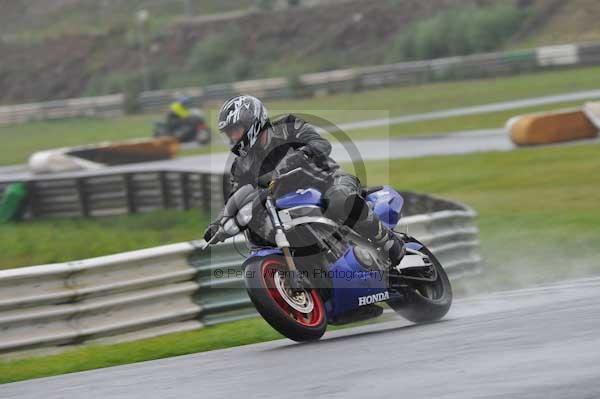 Mallory park Leicestershire;Mallory park photographs;Motorcycle action photographs;event digital images;eventdigitalimages;mallory park;no limits trackday;peter wileman photography;trackday;trackday digital images;trackday photos