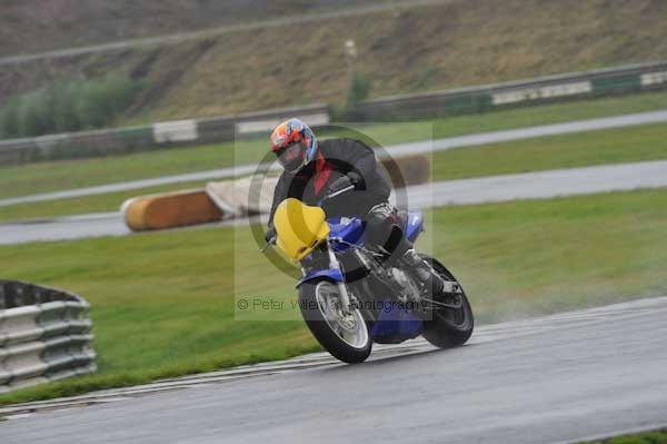 Mallory park Leicestershire;Mallory park photographs;Motorcycle action photographs;event digital images;eventdigitalimages;mallory park;no limits trackday;peter wileman photography;trackday;trackday digital images;trackday photos