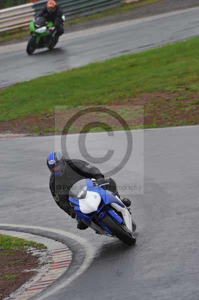 Mallory park Leicestershire;Mallory park photographs;Motorcycle action photographs;event digital images;eventdigitalimages;mallory park;no limits trackday;peter wileman photography;trackday;trackday digital images;trackday photos