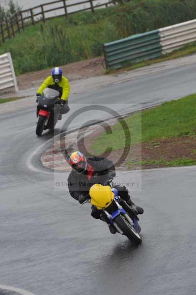 Mallory park Leicestershire;Mallory park photographs;Motorcycle action photographs;event digital images;eventdigitalimages;mallory park;no limits trackday;peter wileman photography;trackday;trackday digital images;trackday photos