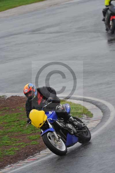 Mallory park Leicestershire;Mallory park photographs;Motorcycle action photographs;event digital images;eventdigitalimages;mallory park;no limits trackday;peter wileman photography;trackday;trackday digital images;trackday photos