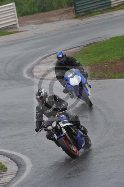 Mallory park Leicestershire;Mallory park photographs;Motorcycle action photographs;event digital images;eventdigitalimages;mallory park;no limits trackday;peter wileman photography;trackday;trackday digital images;trackday photos