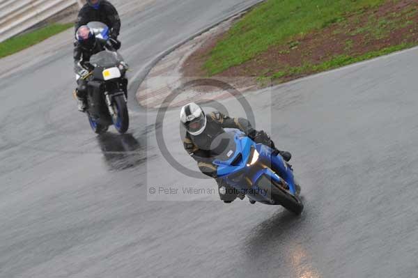 Mallory park Leicestershire;Mallory park photographs;Motorcycle action photographs;event digital images;eventdigitalimages;mallory park;no limits trackday;peter wileman photography;trackday;trackday digital images;trackday photos