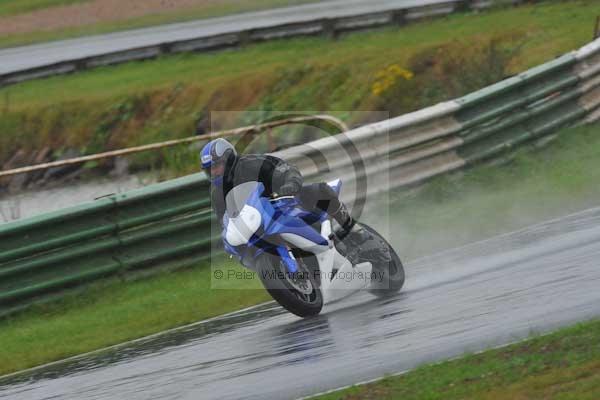 Mallory park Leicestershire;Mallory park photographs;Motorcycle action photographs;event digital images;eventdigitalimages;mallory park;no limits trackday;peter wileman photography;trackday;trackday digital images;trackday photos