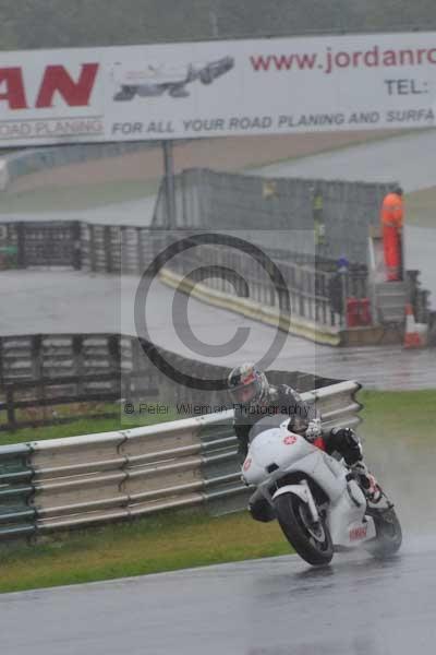 Mallory park Leicestershire;Mallory park photographs;Motorcycle action photographs;event digital images;eventdigitalimages;mallory park;no limits trackday;peter wileman photography;trackday;trackday digital images;trackday photos