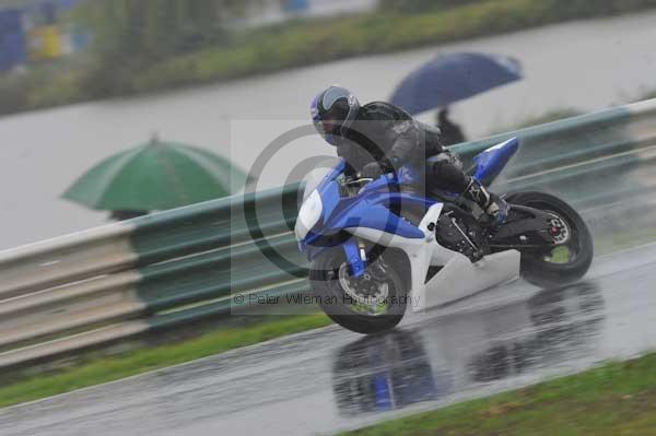 Mallory park Leicestershire;Mallory park photographs;Motorcycle action photographs;event digital images;eventdigitalimages;mallory park;no limits trackday;peter wileman photography;trackday;trackday digital images;trackday photos