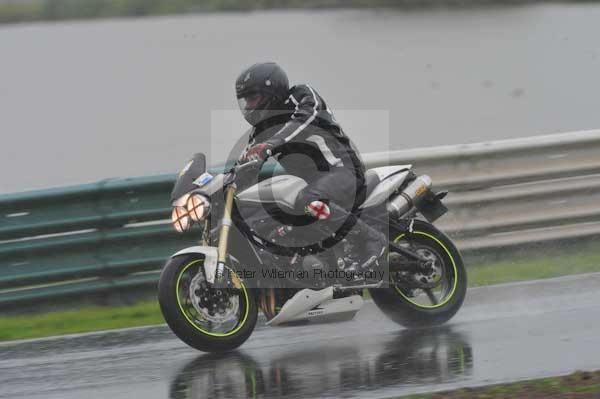 Mallory park Leicestershire;Mallory park photographs;Motorcycle action photographs;event digital images;eventdigitalimages;mallory park;no limits trackday;peter wileman photography;trackday;trackday digital images;trackday photos