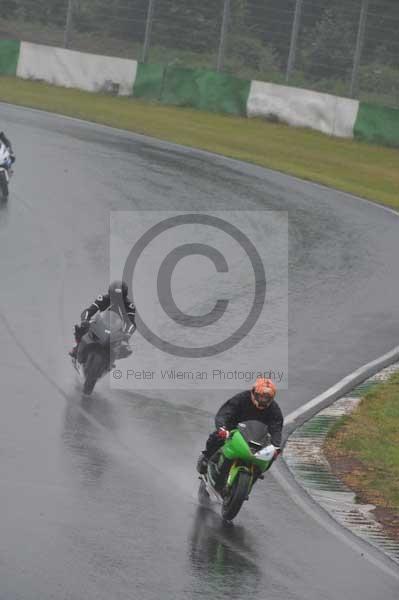 Mallory park Leicestershire;Mallory park photographs;Motorcycle action photographs;event digital images;eventdigitalimages;mallory park;no limits trackday;peter wileman photography;trackday;trackday digital images;trackday photos