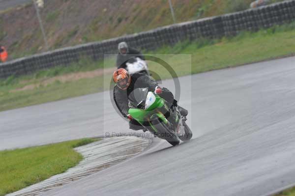 Mallory park Leicestershire;Mallory park photographs;Motorcycle action photographs;event digital images;eventdigitalimages;mallory park;no limits trackday;peter wileman photography;trackday;trackday digital images;trackday photos