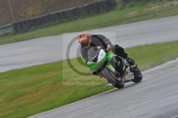 Mallory park Leicestershire;Mallory park photographs;Motorcycle action photographs;event digital images;eventdigitalimages;mallory park;no limits trackday;peter wileman photography;trackday;trackday digital images;trackday photos