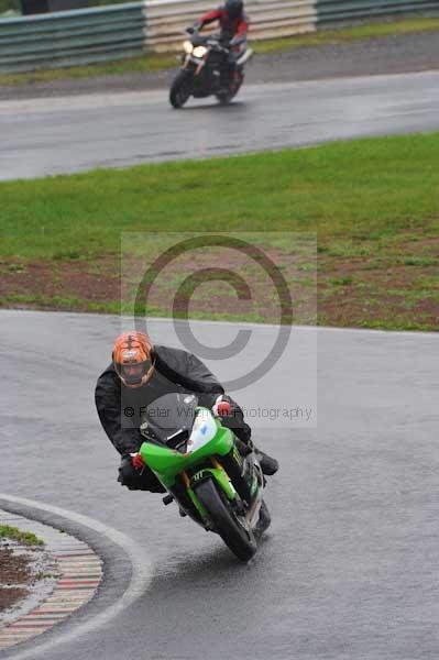 Mallory park Leicestershire;Mallory park photographs;Motorcycle action photographs;event digital images;eventdigitalimages;mallory park;no limits trackday;peter wileman photography;trackday;trackday digital images;trackday photos