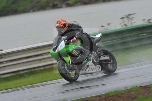 Mallory park Leicestershire;Mallory park photographs;Motorcycle action photographs;event digital images;eventdigitalimages;mallory park;no limits trackday;peter wileman photography;trackday;trackday digital images;trackday photos