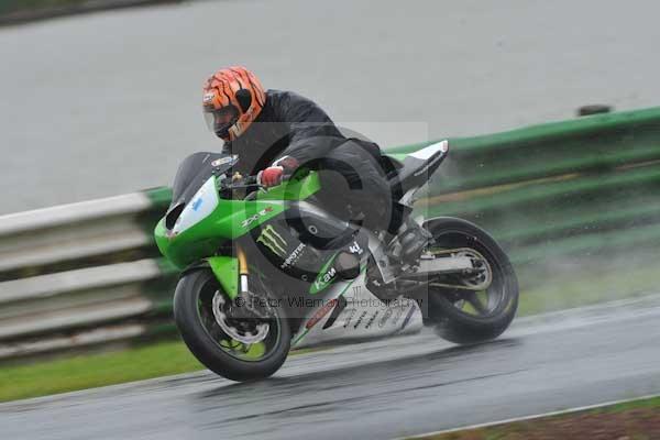 Mallory park Leicestershire;Mallory park photographs;Motorcycle action photographs;event digital images;eventdigitalimages;mallory park;no limits trackday;peter wileman photography;trackday;trackday digital images;trackday photos