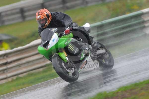 Mallory park Leicestershire;Mallory park photographs;Motorcycle action photographs;event digital images;eventdigitalimages;mallory park;no limits trackday;peter wileman photography;trackday;trackday digital images;trackday photos