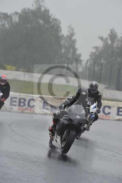 Mallory park Leicestershire;Mallory park photographs;Motorcycle action photographs;event digital images;eventdigitalimages;mallory park;no limits trackday;peter wileman photography;trackday;trackday digital images;trackday photos