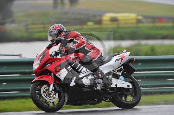 Mallory park Leicestershire;Mallory park photographs;Motorcycle action photographs;event digital images;eventdigitalimages;mallory park;no limits trackday;peter wileman photography;trackday;trackday digital images;trackday photos