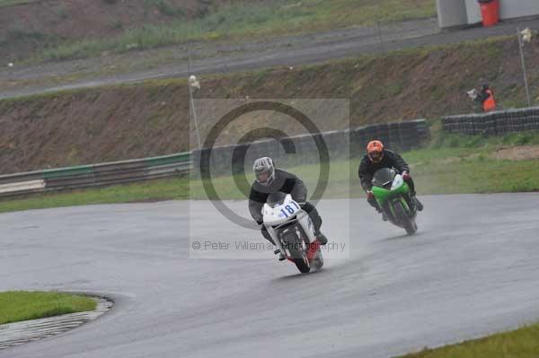 Mallory park Leicestershire;Mallory park photographs;Motorcycle action photographs;event digital images;eventdigitalimages;mallory park;no limits trackday;peter wileman photography;trackday;trackday digital images;trackday photos