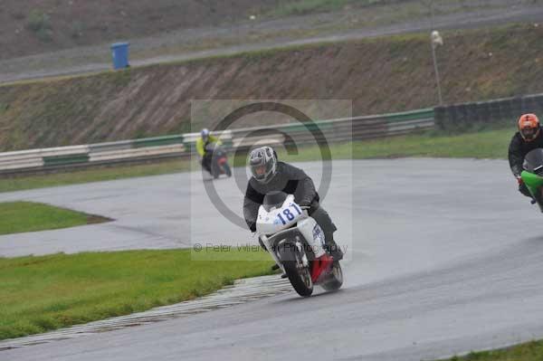 Mallory park Leicestershire;Mallory park photographs;Motorcycle action photographs;event digital images;eventdigitalimages;mallory park;no limits trackday;peter wileman photography;trackday;trackday digital images;trackday photos