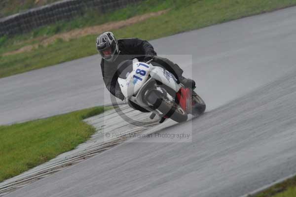 Mallory park Leicestershire;Mallory park photographs;Motorcycle action photographs;event digital images;eventdigitalimages;mallory park;no limits trackday;peter wileman photography;trackday;trackday digital images;trackday photos