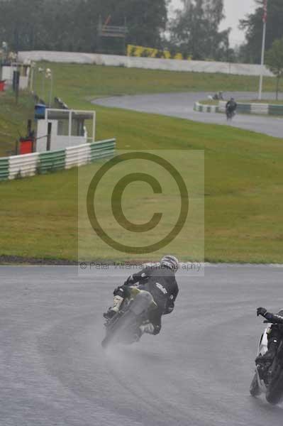 Mallory park Leicestershire;Mallory park photographs;Motorcycle action photographs;event digital images;eventdigitalimages;mallory park;no limits trackday;peter wileman photography;trackday;trackday digital images;trackday photos