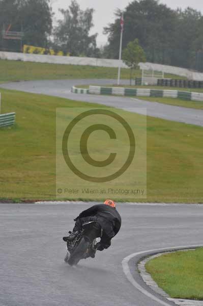 Mallory park Leicestershire;Mallory park photographs;Motorcycle action photographs;event digital images;eventdigitalimages;mallory park;no limits trackday;peter wileman photography;trackday;trackday digital images;trackday photos