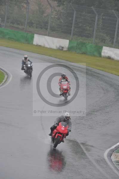 Mallory park Leicestershire;Mallory park photographs;Motorcycle action photographs;event digital images;eventdigitalimages;mallory park;no limits trackday;peter wileman photography;trackday;trackday digital images;trackday photos