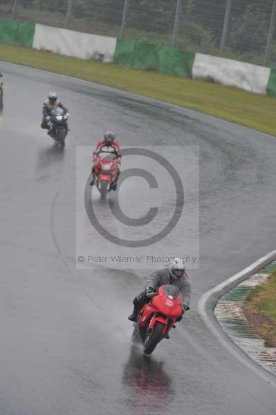 Mallory park Leicestershire;Mallory park photographs;Motorcycle action photographs;event digital images;eventdigitalimages;mallory park;no limits trackday;peter wileman photography;trackday;trackday digital images;trackday photos