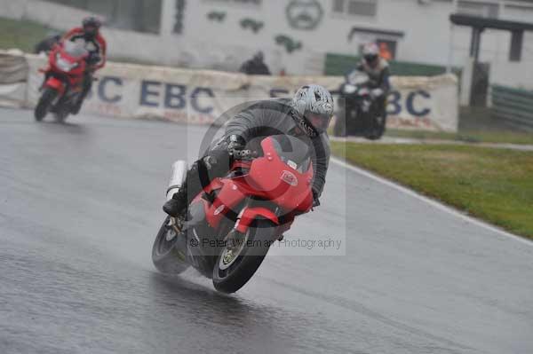 Mallory park Leicestershire;Mallory park photographs;Motorcycle action photographs;event digital images;eventdigitalimages;mallory park;no limits trackday;peter wileman photography;trackday;trackday digital images;trackday photos