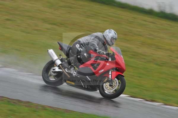 Mallory park Leicestershire;Mallory park photographs;Motorcycle action photographs;event digital images;eventdigitalimages;mallory park;no limits trackday;peter wileman photography;trackday;trackday digital images;trackday photos