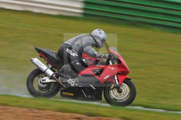 Mallory park Leicestershire;Mallory park photographs;Motorcycle action photographs;event digital images;eventdigitalimages;mallory park;no limits trackday;peter wileman photography;trackday;trackday digital images;trackday photos