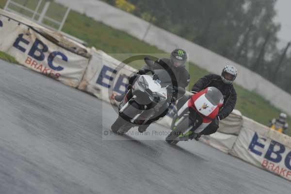 Mallory park Leicestershire;Mallory park photographs;Motorcycle action photographs;event digital images;eventdigitalimages;mallory park;no limits trackday;peter wileman photography;trackday;trackday digital images;trackday photos