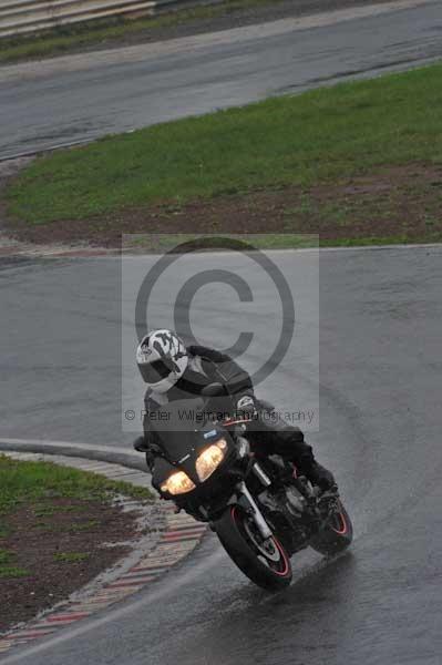 Mallory park Leicestershire;Mallory park photographs;Motorcycle action photographs;event digital images;eventdigitalimages;mallory park;no limits trackday;peter wileman photography;trackday;trackday digital images;trackday photos