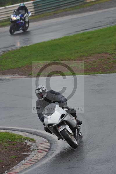 Mallory park Leicestershire;Mallory park photographs;Motorcycle action photographs;event digital images;eventdigitalimages;mallory park;no limits trackday;peter wileman photography;trackday;trackday digital images;trackday photos