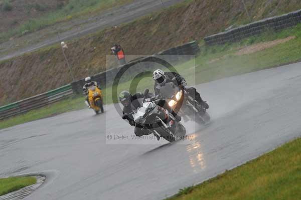 Mallory park Leicestershire;Mallory park photographs;Motorcycle action photographs;event digital images;eventdigitalimages;mallory park;no limits trackday;peter wileman photography;trackday;trackday digital images;trackday photos