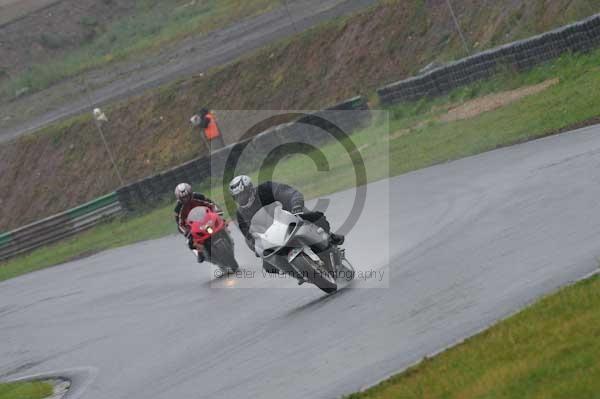 Mallory park Leicestershire;Mallory park photographs;Motorcycle action photographs;event digital images;eventdigitalimages;mallory park;no limits trackday;peter wileman photography;trackday;trackday digital images;trackday photos