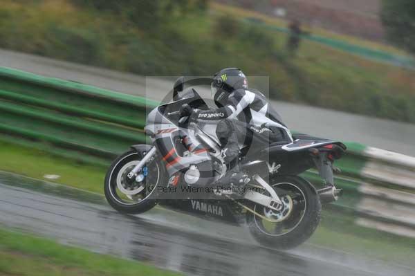 Mallory park Leicestershire;Mallory park photographs;Motorcycle action photographs;event digital images;eventdigitalimages;mallory park;no limits trackday;peter wileman photography;trackday;trackday digital images;trackday photos