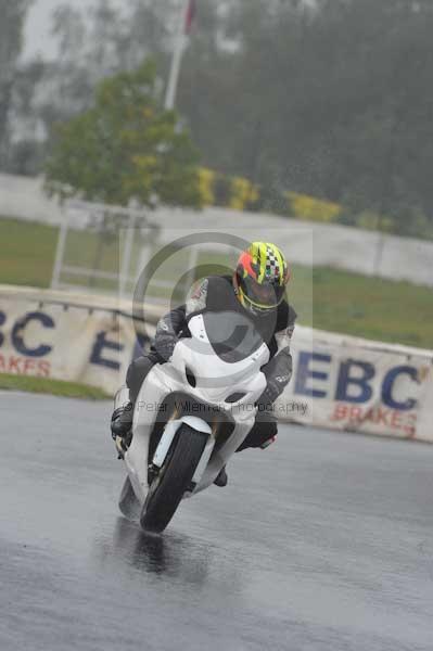 Mallory park Leicestershire;Mallory park photographs;Motorcycle action photographs;event digital images;eventdigitalimages;mallory park;no limits trackday;peter wileman photography;trackday;trackday digital images;trackday photos