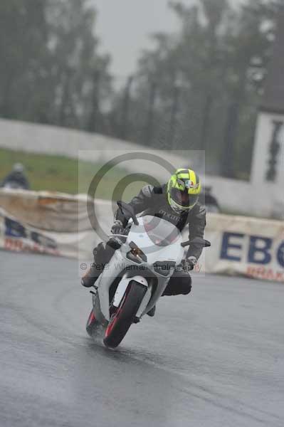 Mallory park Leicestershire;Mallory park photographs;Motorcycle action photographs;event digital images;eventdigitalimages;mallory park;no limits trackday;peter wileman photography;trackday;trackday digital images;trackday photos