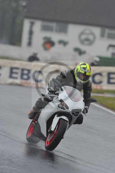 Mallory park Leicestershire;Mallory park photographs;Motorcycle action photographs;event digital images;eventdigitalimages;mallory park;no limits trackday;peter wileman photography;trackday;trackday digital images;trackday photos