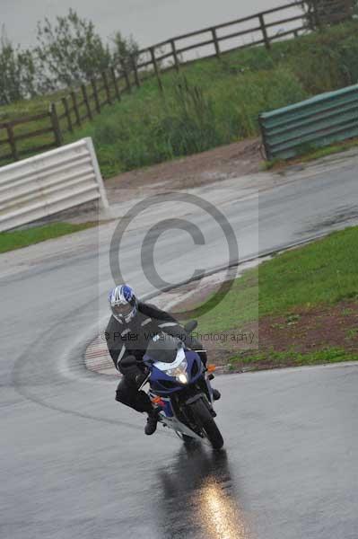 Mallory park Leicestershire;Mallory park photographs;Motorcycle action photographs;event digital images;eventdigitalimages;mallory park;no limits trackday;peter wileman photography;trackday;trackday digital images;trackday photos