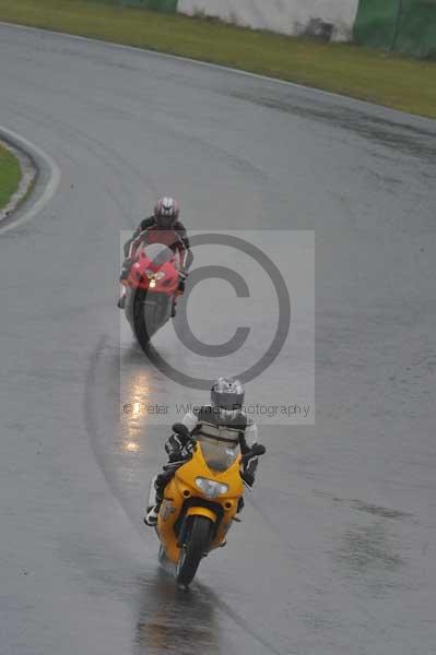 Mallory park Leicestershire;Mallory park photographs;Motorcycle action photographs;event digital images;eventdigitalimages;mallory park;no limits trackday;peter wileman photography;trackday;trackday digital images;trackday photos