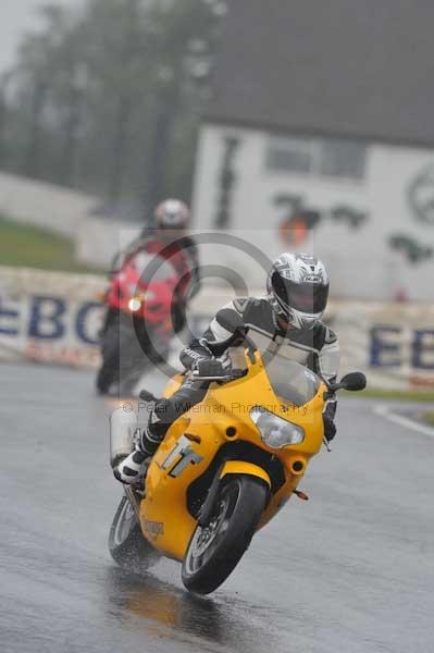 Mallory park Leicestershire;Mallory park photographs;Motorcycle action photographs;event digital images;eventdigitalimages;mallory park;no limits trackday;peter wileman photography;trackday;trackday digital images;trackday photos