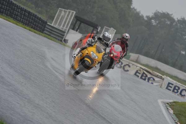 Mallory park Leicestershire;Mallory park photographs;Motorcycle action photographs;event digital images;eventdigitalimages;mallory park;no limits trackday;peter wileman photography;trackday;trackday digital images;trackday photos